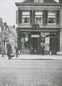 874820 Gezicht op de voorgevel van de winkel van de Koninklijke Nederlandsche Tabaks- en Sigarenfabriek Jac. François ...